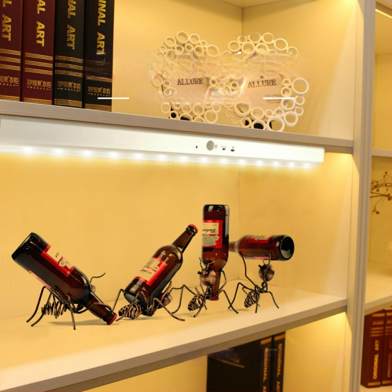 Vasból készült borosállvány rajzfilmszerű hangyamotívummal otthoni és bár dekorációhoz