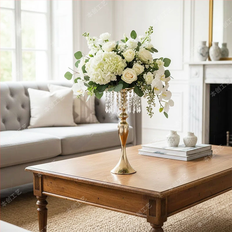 Ziedu vāze ar pērļu un kristālu pērlēm kāzu dekoram (Zīmols: Benchon; Materiāls: Dzelzs; Kategorija: Vietas izkārtojuma rekvizīti; Tips: Ziedu vāze ar pērlītēm)