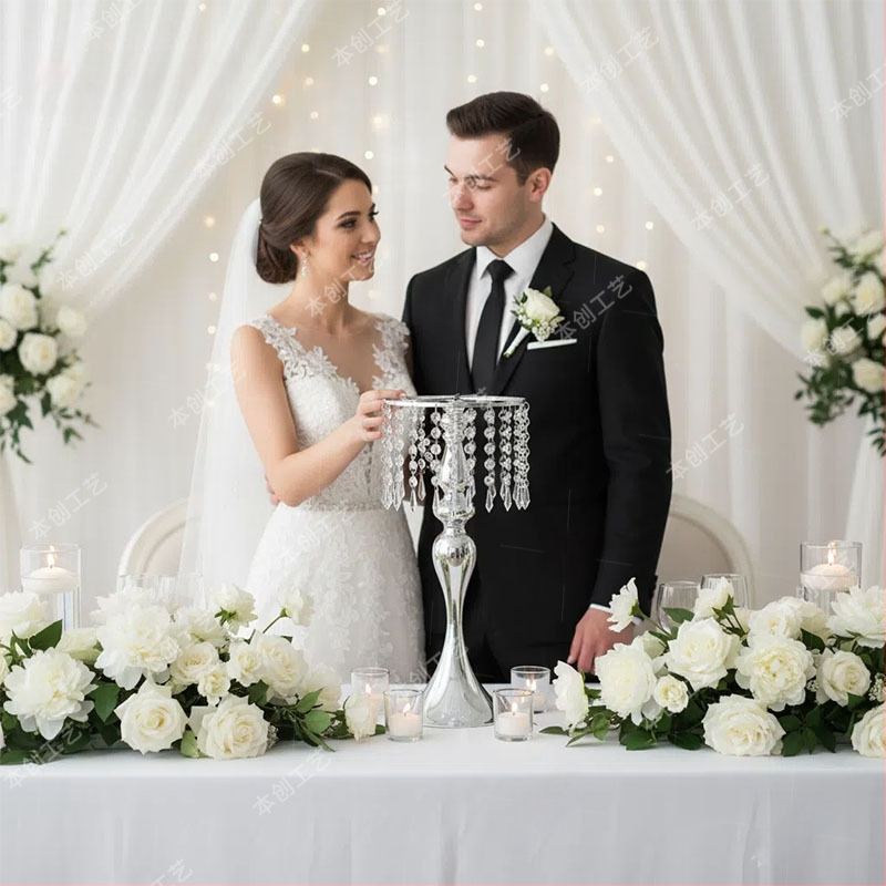 Ziedu vāze ar pērļu un kristālu pērlēm kāzu dekoram (Zīmols: Benchon; Materiāls: Dzelzs; Kategorija: Vietas izkārtojuma rekvizīti; Tips: Ziedu vāze ar pērlītēm)