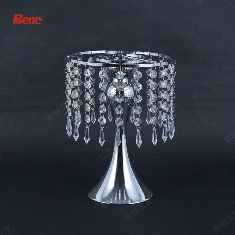 Ziedu vāze ar pērļu un kristālu pērlēm kāzu dekoram (Zīmols: Benchon; Materiāls: Dzelzs; Kategorija: Vietas izkārtojuma rekvizīti; Tips: Ziedu vāze ar pērlītēm)