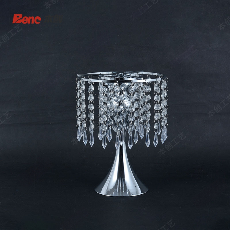 Ziedu vāze ar pērļu un kristālu pērlēm kāzu dekoram (Zīmols: Benchon; Materiāls: Dzelzs; Kategorija: Vietas izkārtojuma rekvizīti; Tips: Ziedu vāze ar pērlītēm)