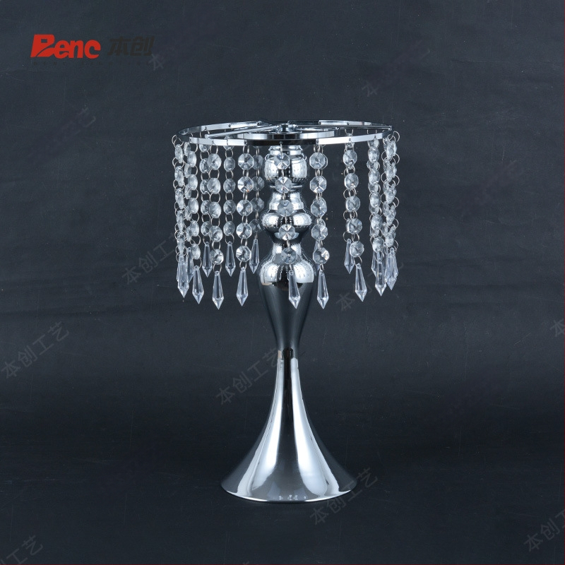 Ziedu vāze ar pērļu un kristālu pērlēm kāzu dekoram (Zīmols: Benchon; Materiāls: Dzelzs; Kategorija: Vietas izkārtojuma rekvizīti; Tips: Ziedu vāze ar pērlītēm)