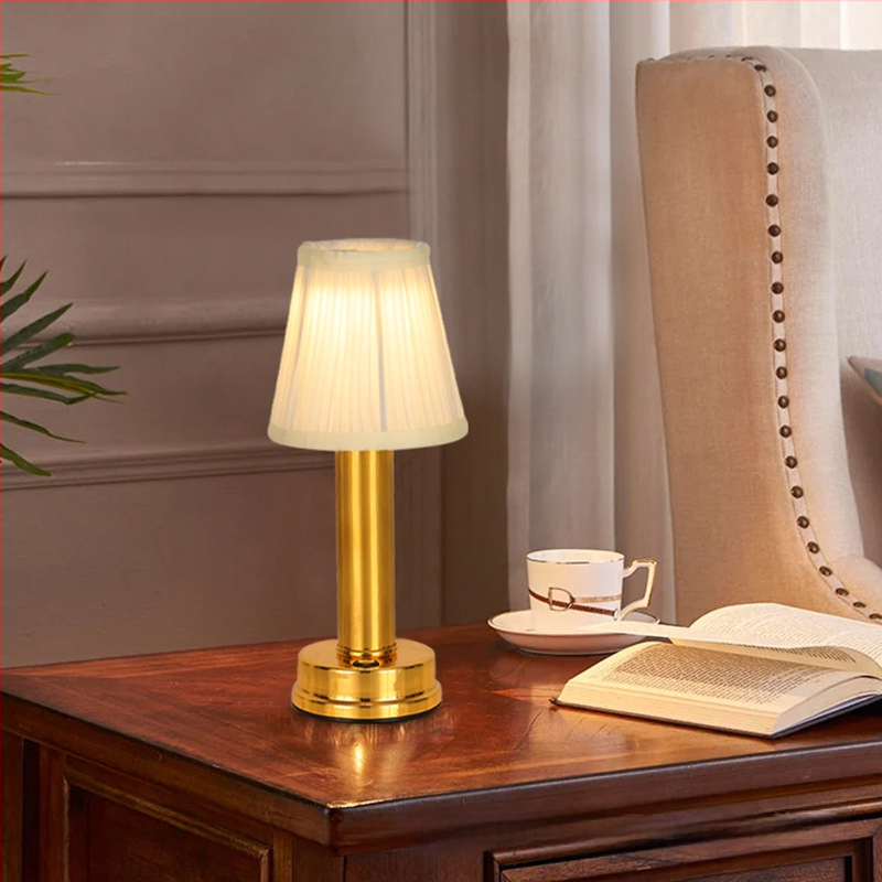 LED uzlādes nordiskā galda lampa ar auduma abažūru – piemērota guļamistabai, bāram un kafejnīcai, nakts gaisma, modelis HT-TD1W8, piederums: dzelzs, spriegums ≤36V, funkcijas: dekors, DIY, atmosfēras gaisma