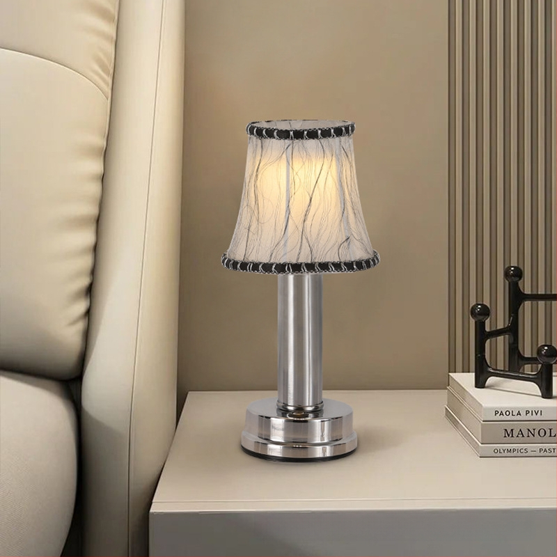 LED uzlādes nordiskā galda lampa ar auduma abažūru – piemērota guļamistabai, bāram un kafejnīcai, nakts gaisma, modelis HT-TD1W8, piederums: dzelzs, spriegums ≤36V, funkcijas: dekors, DIY, atmosfēras gaisma