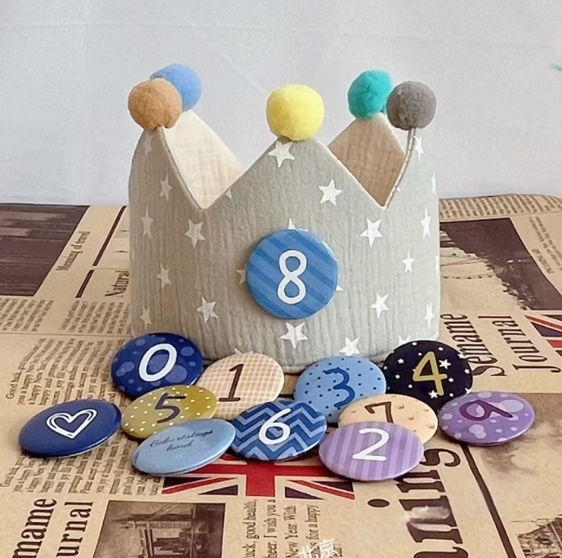 Bērnu dzimšanas dienas cepure‑vainags rekvizīts fotogrāfijām, audums, pielāgojama, individuāli iepakota, vecuma grupas 0–3, 3–6, 6–10, 10+