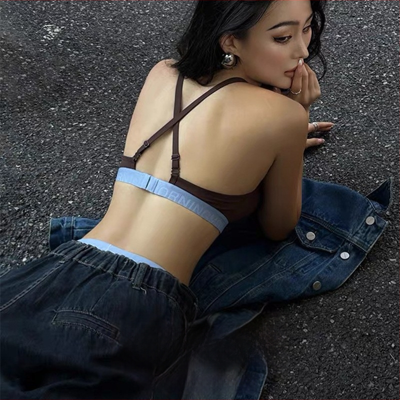 Sieviešu sporta apakšveļas komplekts (galvenā auduma sastāvs: neilons, plānas veidotas krūšu kausi, noņemamas dubultās plecu siksnas, mugurējā četru rindu aizdare, oderes spandeks 70-80%)