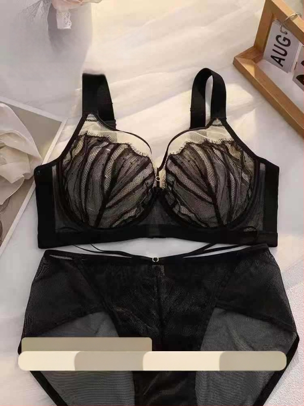 Mežģīņu krūšturis ar kausiem trusīšu ausu formā, plānas formētas krūzes, fiksētas plecu siksnas, aizmugurē četru rindu aizdare