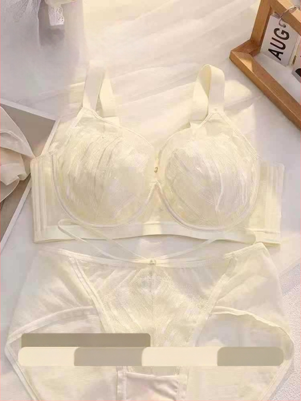 Mežģīņu krūšturis ar kausiem trusīšu ausu formā, plānas formētas krūzes, fiksētas plecu siksnas, aizmugurē četru rindu aizdare