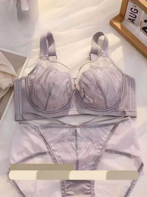 Mežģīņu krūšturis ar kausiem trusīšu ausu formā, plānas formētas krūzes, fiksētas plecu siksnas, aizmugurē četru rindu aizdare