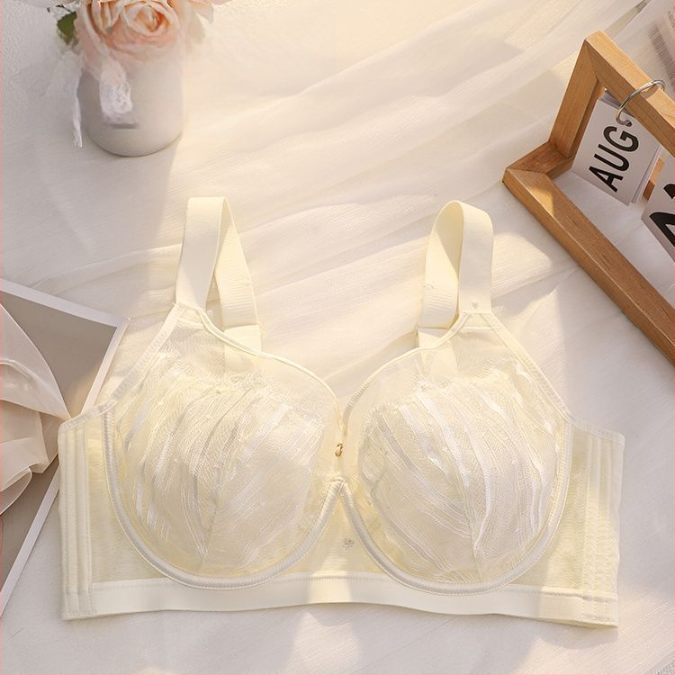 Mežģīņu krūšturis ar kausiem trusīšu ausu formā, plānas formētas krūzes, fiksētas plecu siksnas, aizmugurē četru rindu aizdare