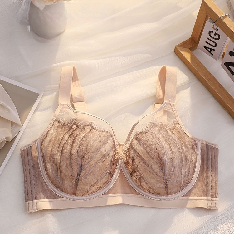 Mežģīņu krūšturis ar kausiem trusīšu ausu formā, plānas formētas krūzes, fiksētas plecu siksnas, aizmugurē četru rindu aizdare