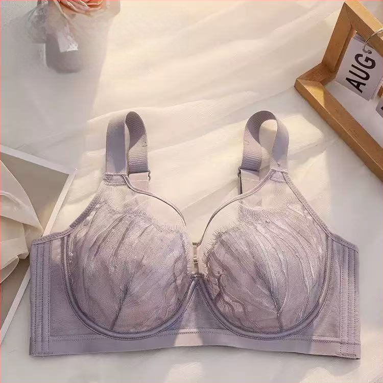 Mežģīņu krūšturis ar kausiem trusīšu ausu formā, plānas formētas krūzes, fiksētas plecu siksnas, aizmugurē četru rindu aizdare