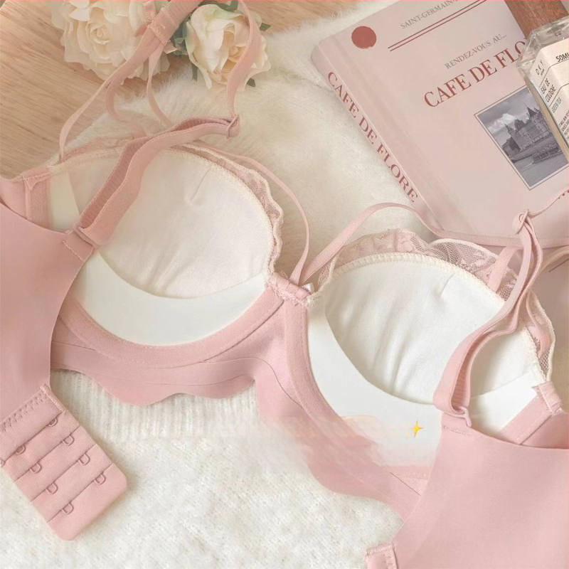 Nailona krūšturis ar 3/4 kausu, augšējā plānā un apakšējā biezā forma, fiksētas dubultās siksnas, bez tērauda gredzeniem