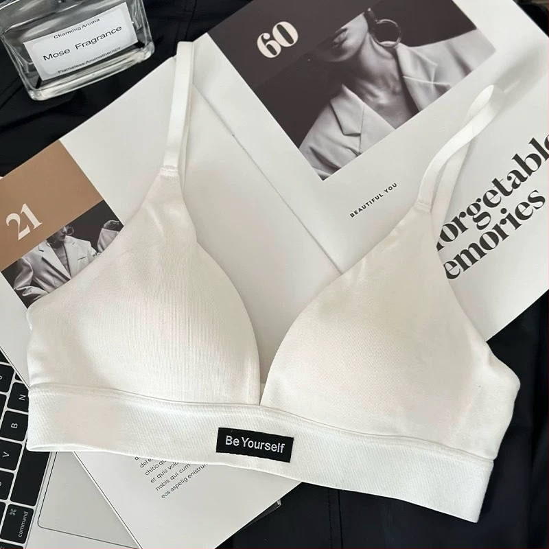 Kokvilnas krūštura komplekts ar 3/4 kausa kupām, formētas kupas ar plānu augšpusi un platāku apakšu, fiksētas dubultās siksnas, aizmugurē trīs rindu āķu aizdare