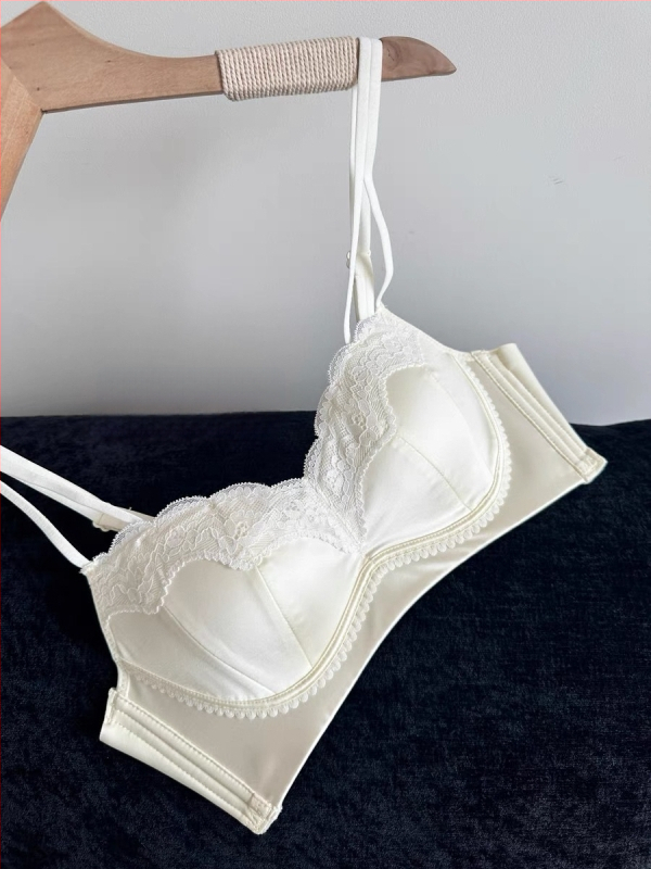 Nailona krūštura komplekts; demi kauss; krūšu forma: augšējā daļa plāna, apakšdaļa platāka; fiksēti divi plecu siksnas; muguras aizdare ar trim rindām aizdaru; elpojošs, savāc, paceļ