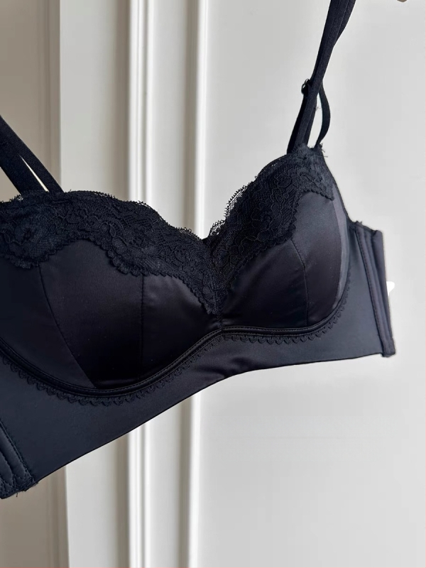 Nailona krūštura komplekts; demi kauss; krūšu forma: augšējā daļa plāna, apakšdaļa platāka; fiksēti divi plecu siksnas; muguras aizdare ar trim rindām aizdaru; elpojošs, savāc, paceļ