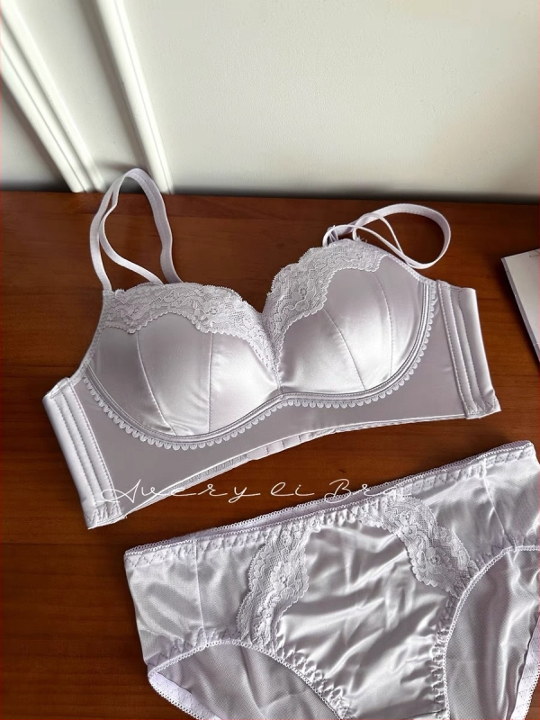 Nailona krūštura komplekts; demi kauss; krūšu forma: augšējā daļa plāna, apakšdaļa platāka; fiksēti divi plecu siksnas; muguras aizdare ar trim rindām aizdaru; elpojošs, savāc, paceļ