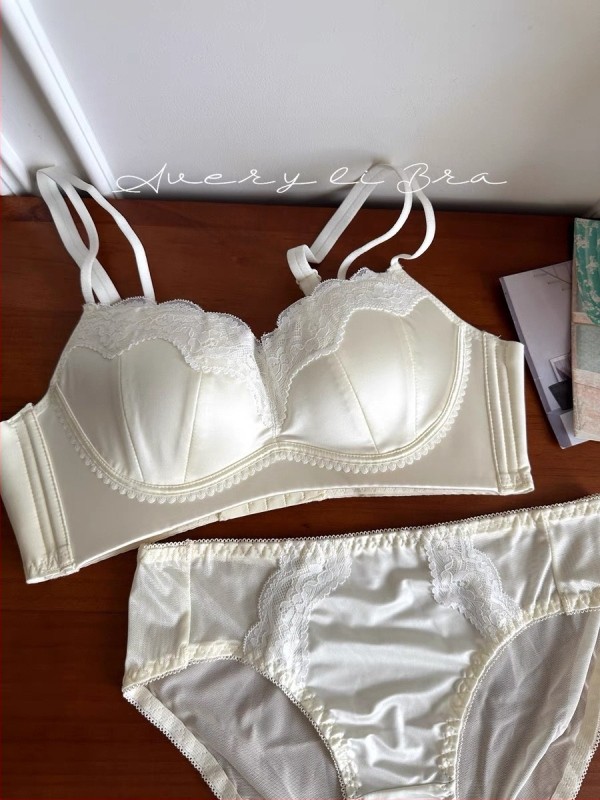 Nailona krūštura komplekts; demi kauss; krūšu forma: augšējā daļa plāna, apakšdaļa platāka; fiksēti divi plecu siksnas; muguras aizdare ar trim rindām aizdaru; elpojošs, savāc, paceļ