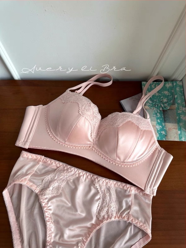 Nailona krūštura komplekts; demi kauss; krūšu forma: augšējā daļa plāna, apakšdaļa platāka; fiksēti divi plecu siksnas; muguras aizdare ar trim rindām aizdaru; elpojošs, savāc, paceļ