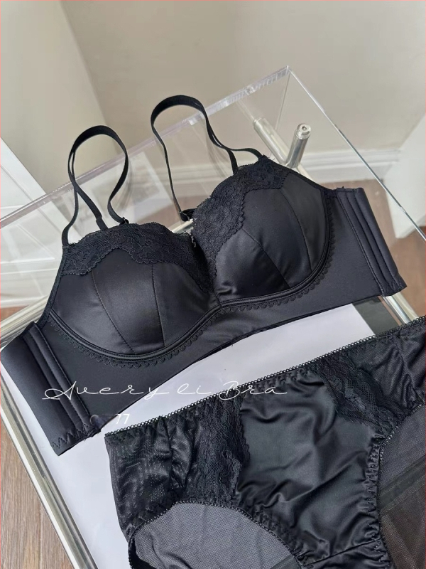 Nailona krūštura komplekts; demi kauss; krūšu forma: augšējā daļa plāna, apakšdaļa platāka; fiksēti divi plecu siksnas; muguras aizdare ar trim rindām aizdaru; elpojošs, savāc, paceļ