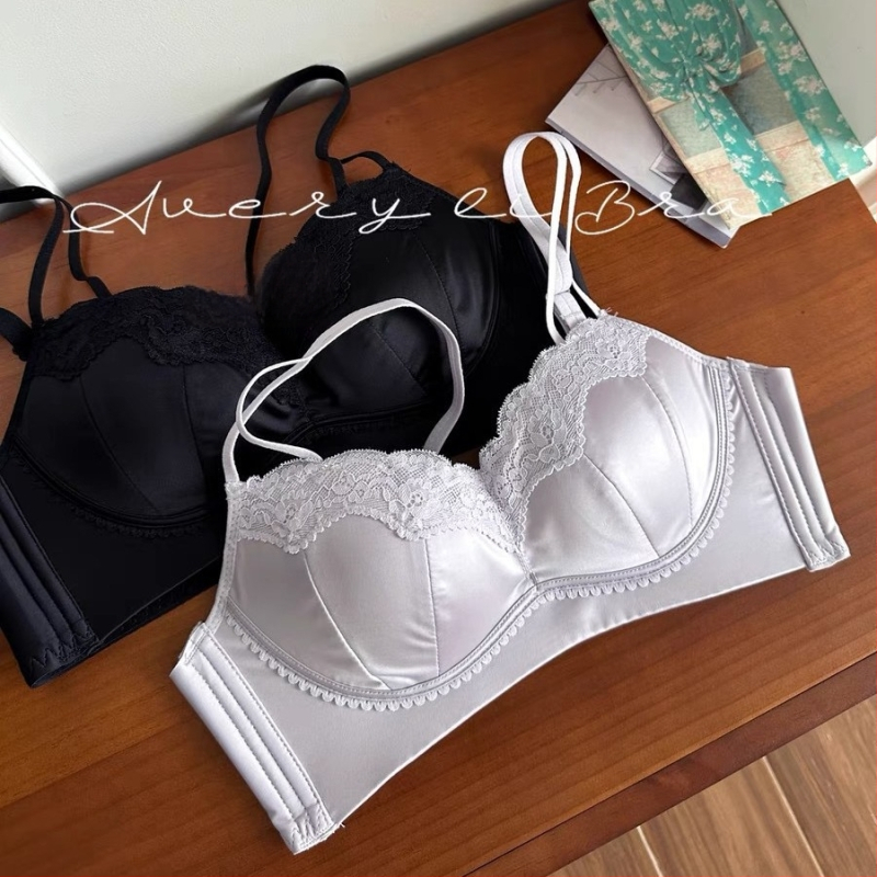 Nailona krūštura komplekts; demi kauss; krūšu forma: augšējā daļa plāna, apakšdaļa platāka; fiksēti divi plecu siksnas; muguras aizdare ar trim rindām aizdaru; elpojošs, savāc, paceļ