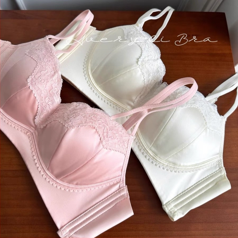 Nailona krūštura komplekts; demi kauss; krūšu forma: augšējā daļa plāna, apakšdaļa platāka; fiksēti divi plecu siksnas; muguras aizdare ar trim rindām aizdaru; elpojošs, savāc, paceļ