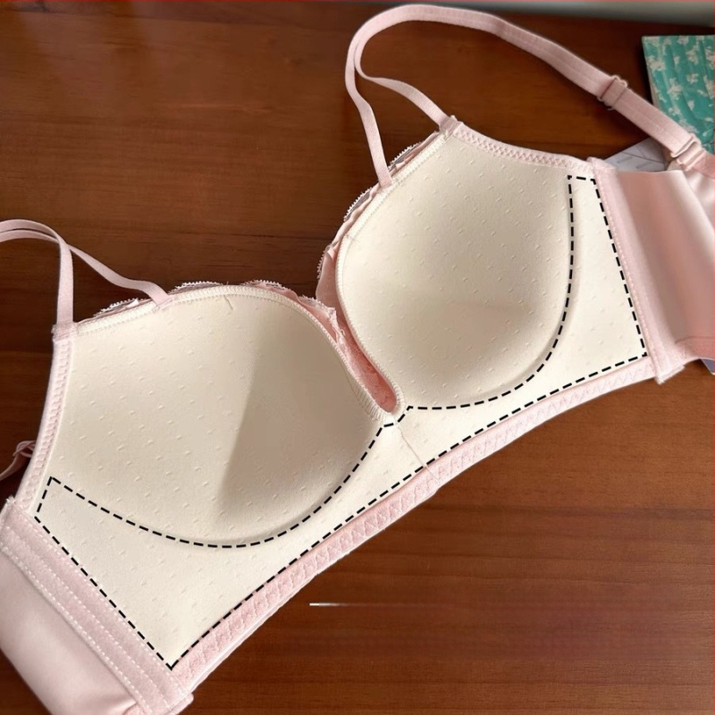 Nailona krūštura komplekts; demi kauss; krūšu forma: augšējā daļa plāna, apakšdaļa platāka; fiksēti divi plecu siksnas; muguras aizdare ar trim rindām aizdaru; elpojošs, savāc, paceļ