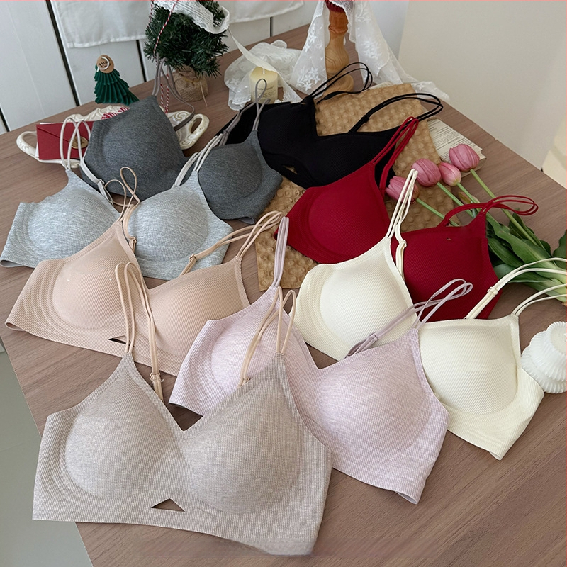 Bezvadu krūšturis ar 3/4 kausiem, plānas veidotas kupas, fiksētas siksnas, elpojošs neilona audums, mugurējais aizdare ar četru rindu aizdarēm