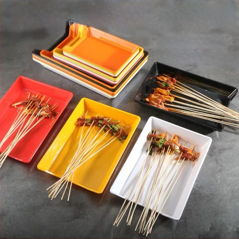 Műanyag nyársak megjelenítő tálca étteremhez, szabálytalan alak, egyszínű, 14–14,9 cm átmérőjű, mikrohullámú sütőben használható