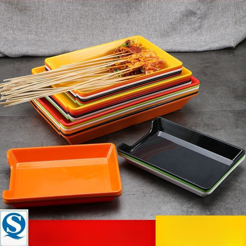 Műanyag nyársak megjelenítő tálca étteremhez, szabálytalan alak, egyszínű, 14–14,9 cm átmérőjű, mikrohullámú sütőben használható