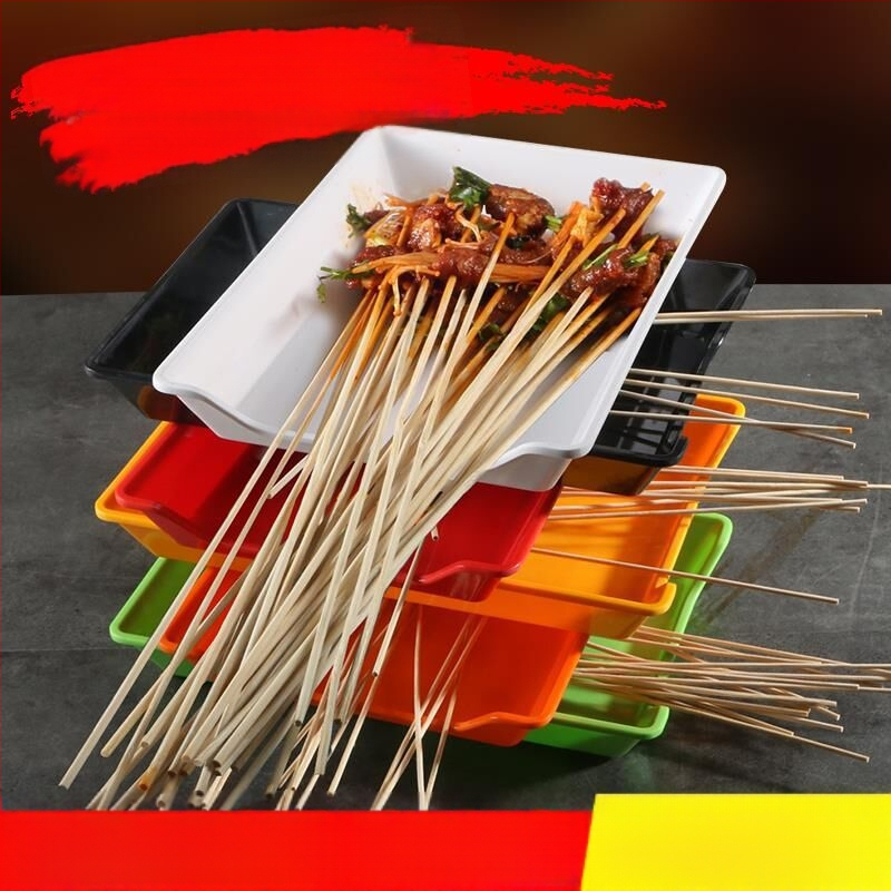 Műanyag nyársak megjelenítő tálca étteremhez, szabálytalan alak, egyszínű, 14–14,9 cm átmérőjű, mikrohullámú sütőben használható