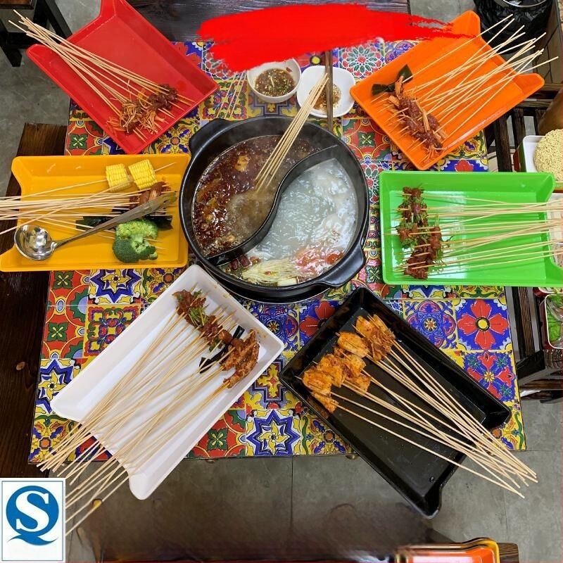 Műanyag nyársak megjelenítő tálca étteremhez, szabálytalan alak, egyszínű, 14–14,9 cm átmérőjű, mikrohullámú sütőben használható