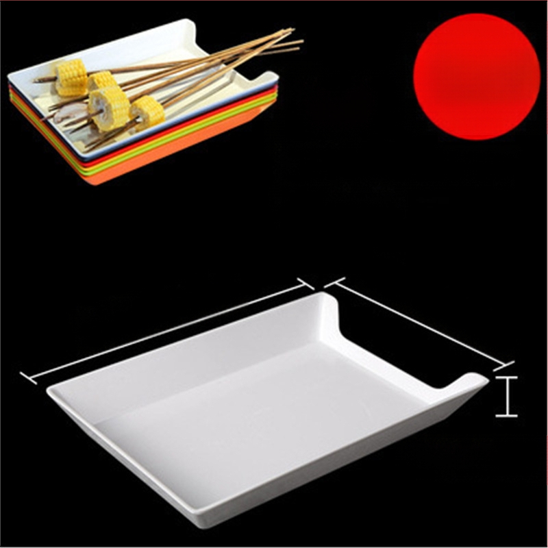 Műanyag nyársak megjelenítő tálca étteremhez, szabálytalan alak, egyszínű, 14–14,9 cm átmérőjű, mikrohullámú sütőben használható