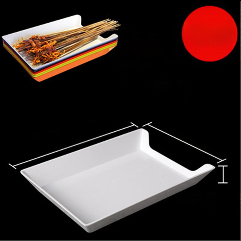 Műanyag nyársak megjelenítő tálca étteremhez, szabálytalan alak, egyszínű, 14–14,9 cm átmérőjű, mikrohullámú sütőben használható