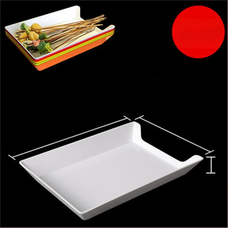 Műanyag nyársak megjelenítő tálca étteremhez, szabálytalan alak, egyszínű, 14–14,9 cm átmérőjű, mikrohullámú sütőben használható