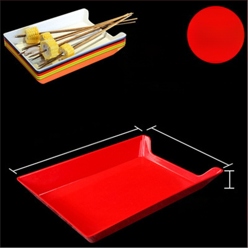 Műanyag nyársak megjelenítő tálca étteremhez, szabálytalan alak, egyszínű, 14–14,9 cm átmérőjű, mikrohullámú sütőben használható