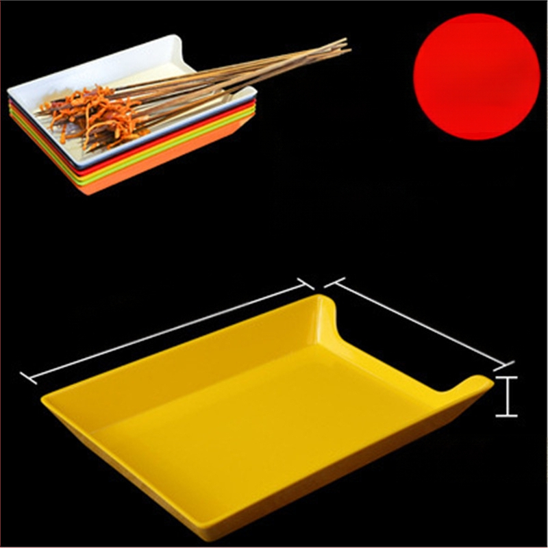 Műanyag nyársak megjelenítő tálca étteremhez, szabálytalan alak, egyszínű, 14–14,9 cm átmérőjű, mikrohullámú sütőben használható