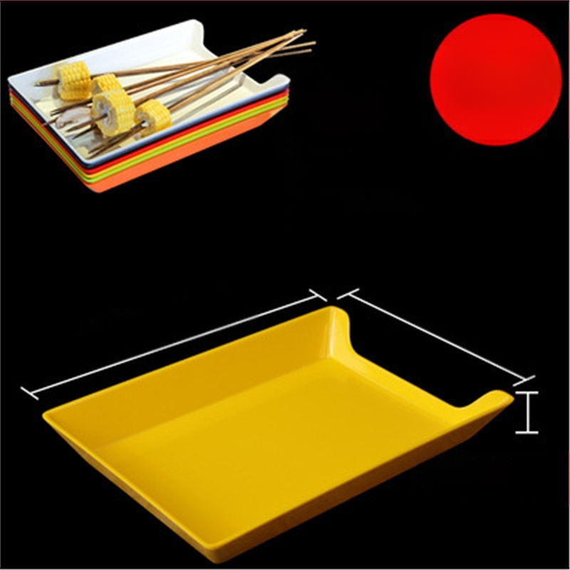 Műanyag nyársak megjelenítő tálca étteremhez, szabálytalan alak, egyszínű, 14–14,9 cm átmérőjű, mikrohullámú sütőben használható