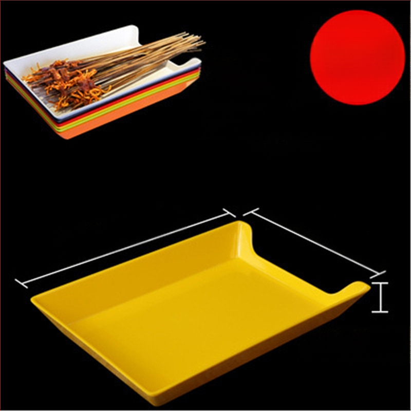 Műanyag nyársak megjelenítő tálca étteremhez, szabálytalan alak, egyszínű, 14–14,9 cm átmérőjű, mikrohullámú sütőben használható