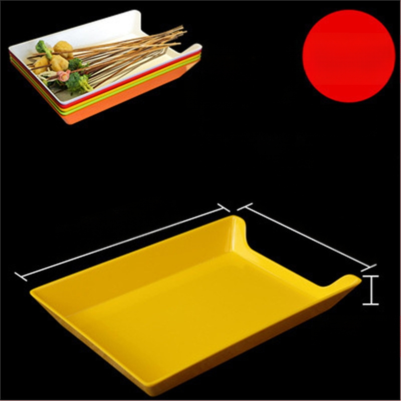 Műanyag nyársak megjelenítő tálca étteremhez, szabálytalan alak, egyszínű, 14–14,9 cm átmérőjű, mikrohullámú sütőben használható