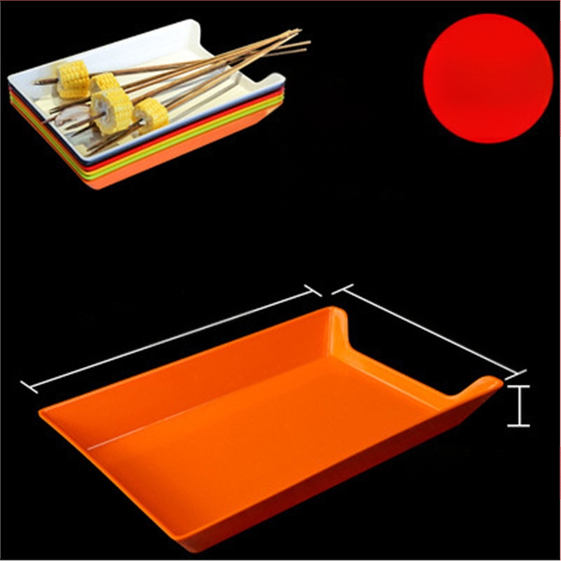 Műanyag nyársak megjelenítő tálca étteremhez, szabálytalan alak, egyszínű, 14–14,9 cm átmérőjű, mikrohullámú sütőben használható