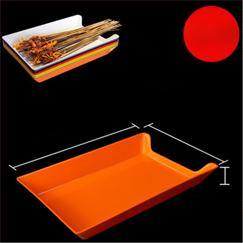 Műanyag nyársak megjelenítő tálca étteremhez, szabálytalan alak, egyszínű, 14–14,9 cm átmérőjű, mikrohullámú sütőben használható