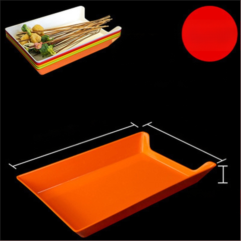 Műanyag nyársak megjelenítő tálca étteremhez, szabálytalan alak, egyszínű, 14–14,9 cm átmérőjű, mikrohullámú sütőben használható