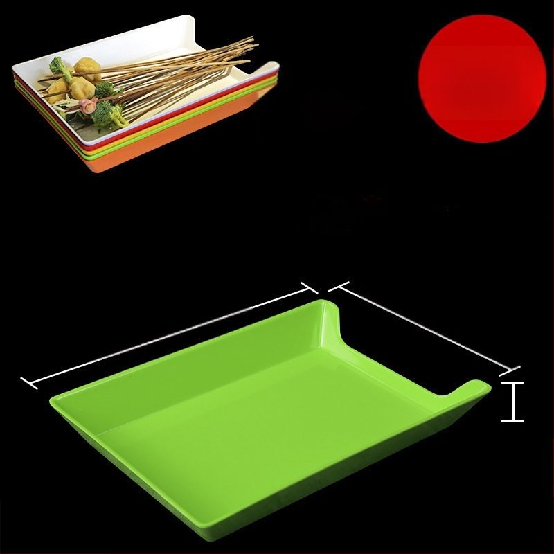 Műanyag nyársak megjelenítő tálca étteremhez, szabálytalan alak, egyszínű, 14–14,9 cm átmérőjű, mikrohullámú sütőben használható