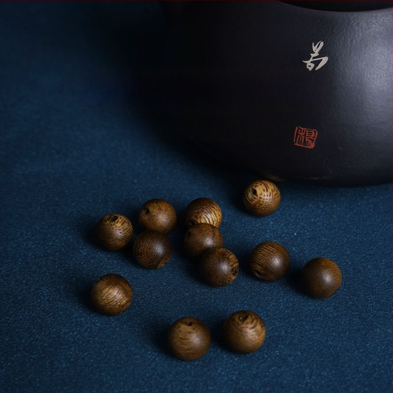 Agarwood helmestest kaelakee, looduslik stiil, poleeritud viimistlus, 2022 suve väljaanne