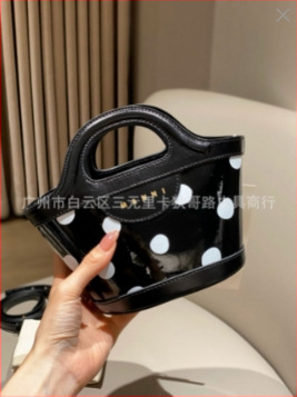 Rafijas austā soma, kofera formā, cilindriska forma, auduma oderējums, atvērta augšdaļa, pilsētas vienkāršais stils