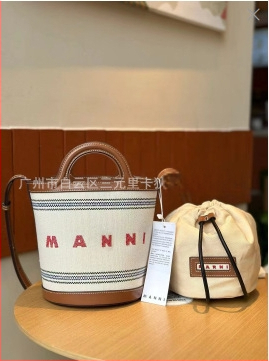 Rafijas austā soma, kofera formā, cilindriska forma, auduma oderējums, atvērta augšdaļa, pilsētas vienkāršais stils