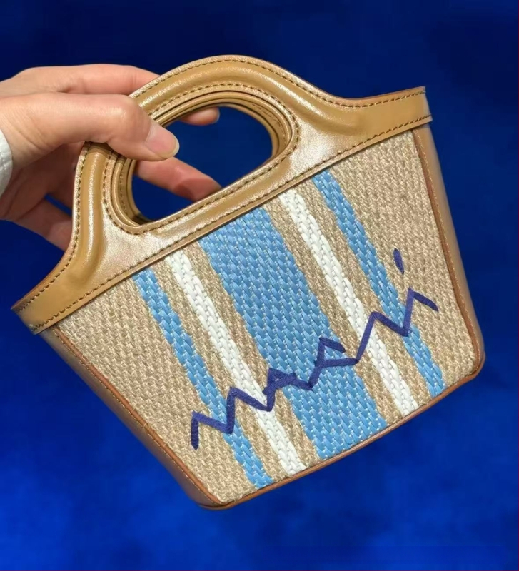 Rafijas austā soma, kofera formā, cilindriska forma, auduma oderējums, atvērta augšdaļa, pilsētas vienkāršais stils