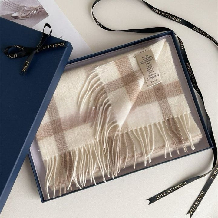 Vilnas šalle ar rakstainu kvadrātu rakstu - Noliktavā; Materiāls: Vilna; Sezona: Pavasaris; Izlaidums: 2021. gada vasara