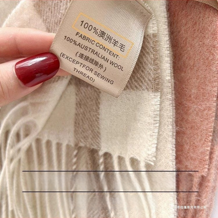 Vilnas šalle ar rakstainu kvadrātu rakstu - Noliktavā; Materiāls: Vilna; Sezona: Pavasaris; Izlaidums: 2021. gada vasara